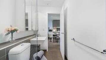 Shower, hair dryer, towels