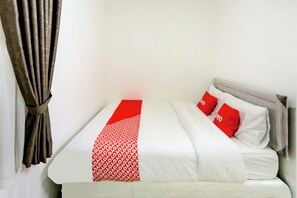Desk, free WiFi, bed sheets - OYO 4009 Jabusimo Syariah Near Rumah Sakit Mitra Keluarga Kemayoran (Jakarta)