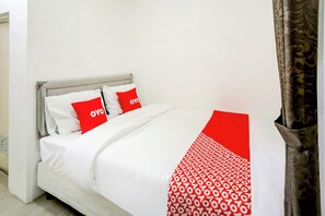 Desk, free WiFi, bed sheets - OYO 4009 Jabusimo Syariah Near Rumah Sakit Mitra Keluarga Kemayoran (Jakarta)