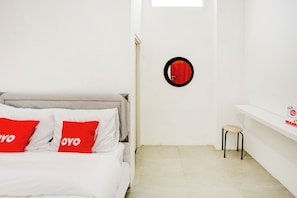 Escritorio, wifi gratis y ropa de cama 