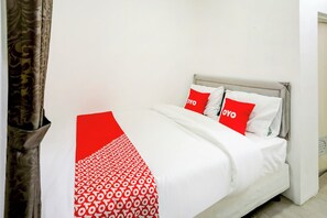Standard Double Room | Desk, free WiFi, bed sheets - OYO 4009 Jabusimo Syariah Near Rumah Sakit Mitra Keluarga Kemayoran (Jakarta)