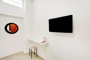 Standard Double Room | Desk, free WiFi, bed sheets - OYO 4009 Jabusimo Syariah Near Rumah Sakit Mitra Keluarga Kemayoran (Jakarta)