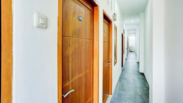 Un pasillo con puertas de madera, cada una con un número.