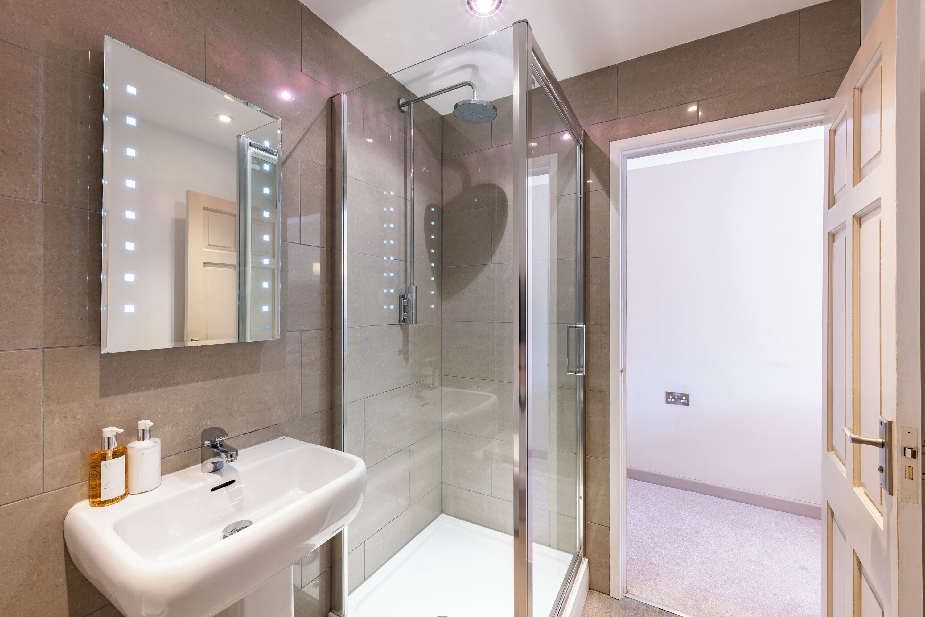 Quarto casal | Banheiro | Secador de cabelo, toalhas de banho, sabonete, shampoo