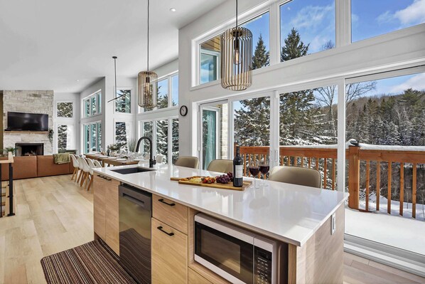 Fridge, microwave, oven, stovetop - Huge Waterfront Modern Cottage on the Rouge River (Unknown)