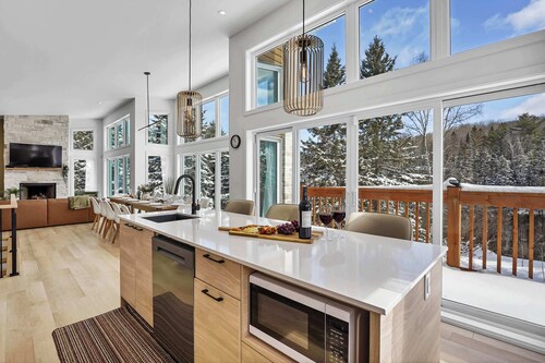 Grand Chalet Moderne au Bord de la Rivière Rouge