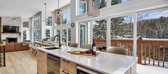 Huge Waterfront Modern Cottage on the Rouge River