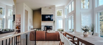 Huge Waterfront Modern Cottage on the Rouge River