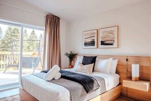 4 bedrooms, desk, iron/ironing board, WiFi