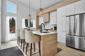 Fridge, microwave, oven, stovetop - Huge Waterfront Modern Cottage on the Rouge River (Unknown)