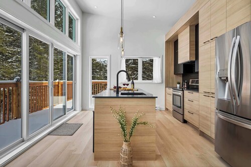 Modern Waterfront Cottage on the Rouge River & Spa