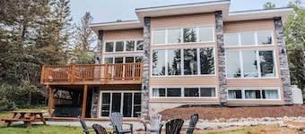 Modern Waterfront Cottage on the Rouge River & Spa
