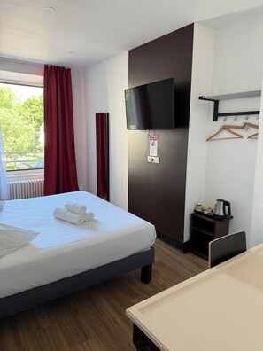 Habitación doble Confort, vista a la ciudad | Espacio para trabajar con laptop, insonorización y wifi gratis 