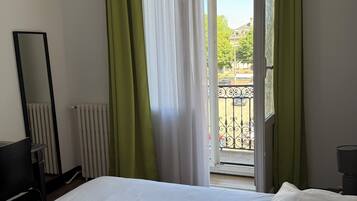 Habitación doble Confort, vista a la ciudad | Espacio para trabajar con laptop y wifi gratis