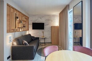 Huoneisto, 1 makuuhuone (4 Guests) | Oleskelualue | 50–tuumainen taulutelevisio, jossa digitaalikanavat