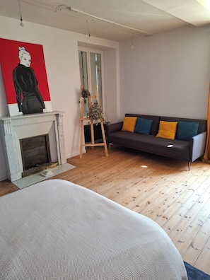 5 habitaciones, escritorio y tabla de planchar con plancha 
