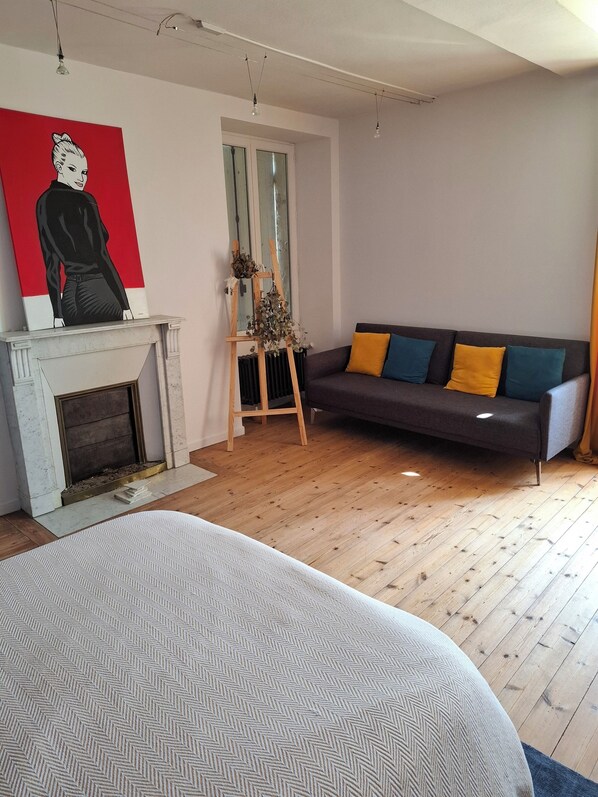 5 bedrooms, desk, iron/ironing board, travel cot