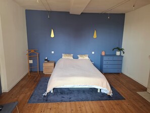 5 bedrooms, desk, iron/ironing board, travel crib