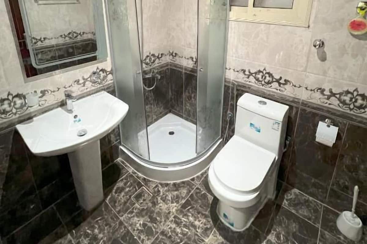 Een bad, gratis toiletartikelen, een haardroger, badjassen