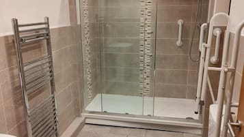 Appartement | Badkamer | Een douche, handdoeken