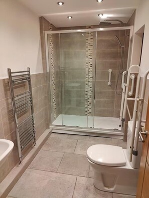 Apartment | Bathroom | Shower, towels - 4 Guests - Bbq - Parking - Garden (Bolton)