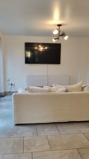 Apartment | Living area - 4 Guests - Bbq - Parking - Garden (Bolton)