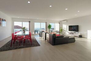 Smart TV, futbolito y tenis de mesa