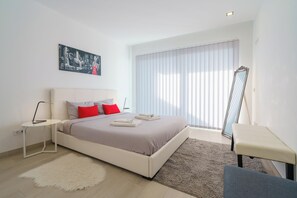 5 間睡房、書桌、熨斗/熨衫板、可攜式嬰兒床