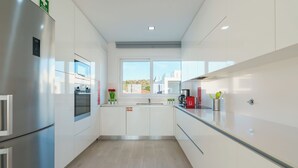 Kaffetrakter/tekoker, kjøleskap, mikrobølgeovn og ovn