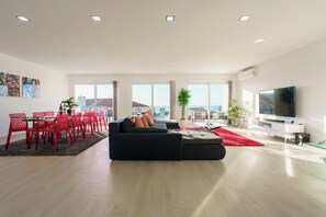 TV connectée, baby-foot, table de tennis de table