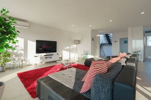 Smart TV, futbolito y tenis de mesa