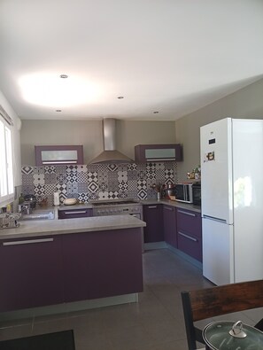 Fridge, microwave, oven, cookware/dishes/utensils