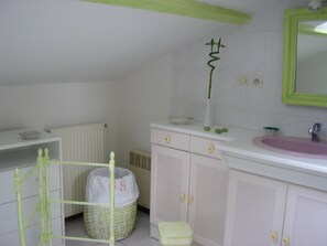 Dusche, Haartrockner, Handtücher, Seife