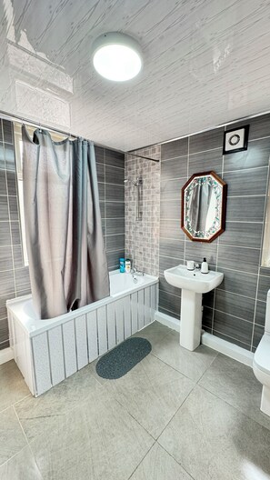 Towels, soap, toilet paper - Entire 3 Bedroom House, Salford (Salford)