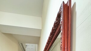 Eine Treppe mit dunklem Teppich, die zu einer Zwischenebene führt.