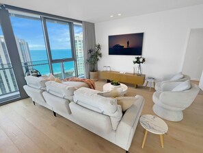 Een smart-tv, een stereo en een kantoor