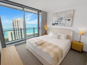 2 slaapkamers, een bureau, een strijkplank/strijkijzer, reisbedje