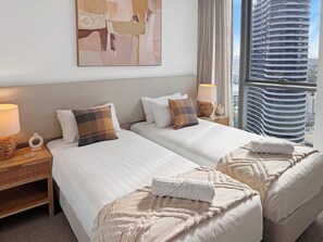 2 habitaciones, escritorio y tabla de planchar con plancha 