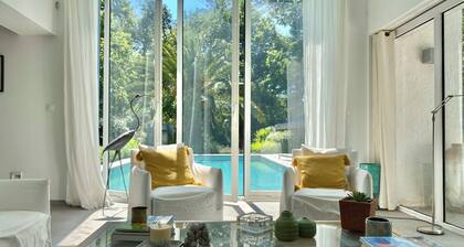 Architect-designed house with swimming pool