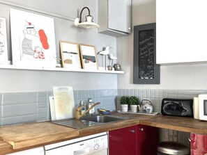 Coffee/tea maker, fridge, microwave, oven