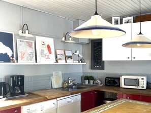 Coffee/tea maker, fridge, microwave, oven