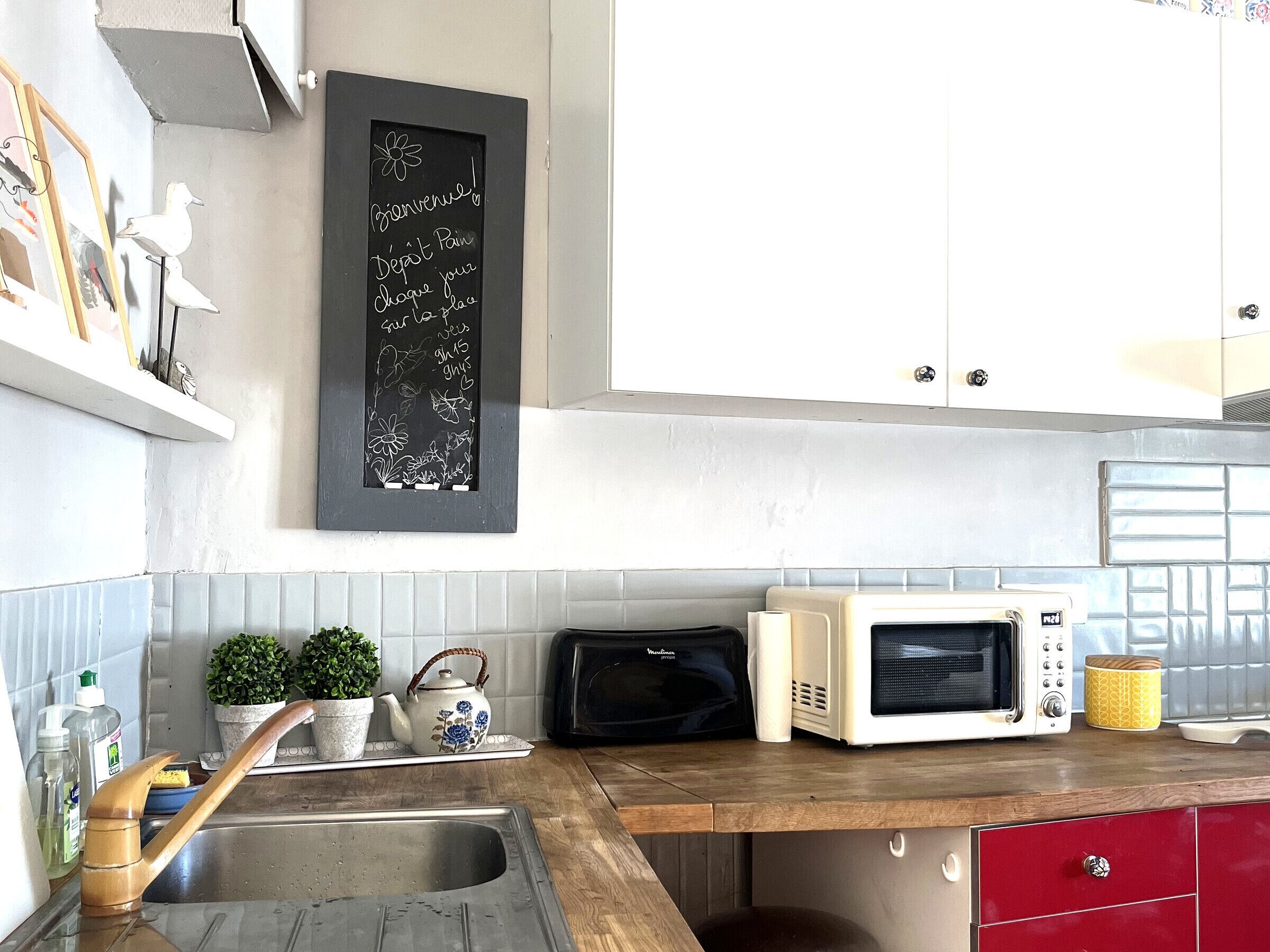 Coffee/tea maker, fridge, microwave, oven