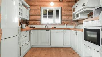 Kühlschrank, Mikrowelle, Ofen, Geschirrspüler