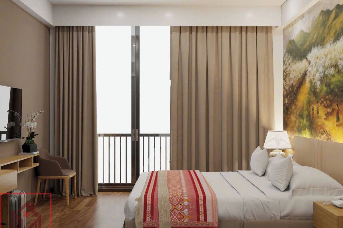 Quarto de hotel moderno com uma cama grande, uma escrivaninha, uma cadeira, uma televisão e uma varanda com cortinas.