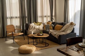 Living area - Charming 2-bedroom ,3 balconies apartment 600m Frishman Beach (Jerusalem)