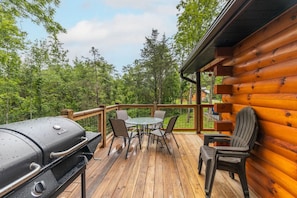 Outdoor dining - Timberlake Nest Cabin (Sevierville)