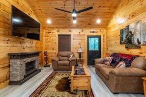 TV, fireplace - Timberlake Nest Cabin (Sevierville)
