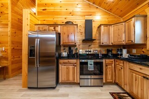 Fridge, microwave, oven, stovetop - Timberlake Nest Cabin (Sevierville)