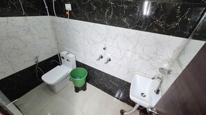 Buồng tắm vòi sen, đồ dùng nhà tắm miễn phí, khăn tắm