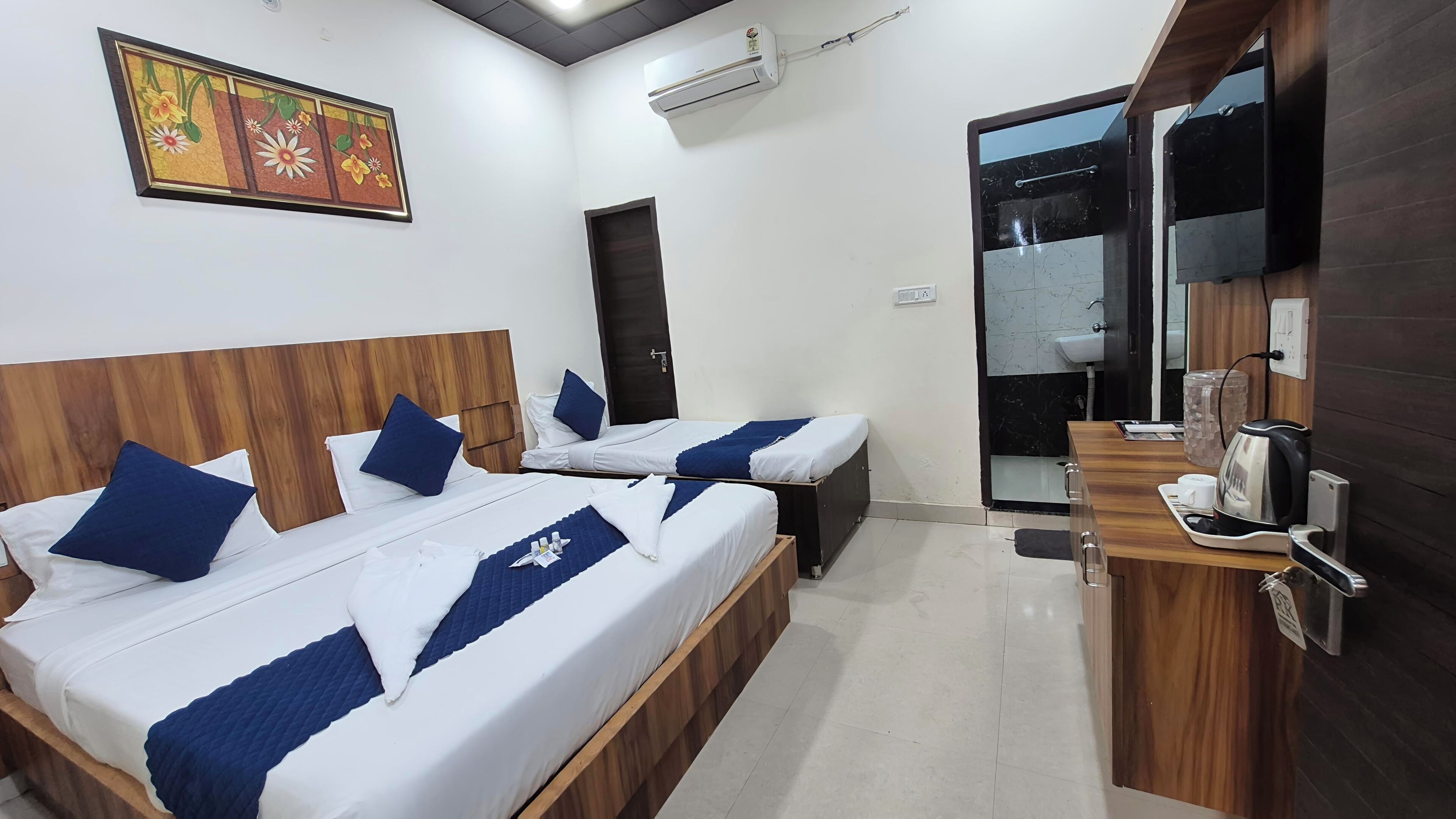 Family Room | Desk, free WiFi